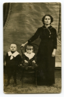 Portret kobiety z dziećmi, zdjęcie wykonano w atelier fotograficznym, ul. Kilińskiego 10, Białystok, 1913-1915 r. Fot. Zakład fotograficzny "Bracia Malinowscy Renaissance"