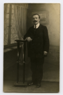 Portret mężczyzny, zdjęcie wykonano w atelier fotograficznym, ul. Kilińskiego 10, Białystok, 1913-1915 r. Fot. Zakład fotograficzny "Bracia Malinowscy Renaissance"