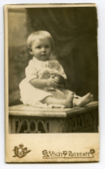 Portret dziecka, zdjęcie wykonano w atelier fotograficznym, ul. Sienkiewicza 12, Białystok, 1903-1939 r. Fot. Zakład fotograficzny "Izrael (Srol) Rendel"