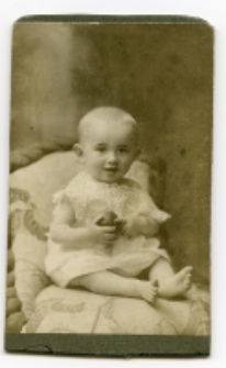 Portret dziecka, zdjęcie wykonano w atelier fotograficznym, ul. Sienkiewicza 12, Białystok, 1903-1939 r. Fot. Zakład fotograficzny "Izrael (Srol) Rendel"