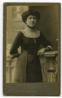Portret kobiety, zdjęcie wykonano w atelier fotograficznym, ul. Sienkiewicza 12, Białystok, 1903-1939 r. Fot. Zakład fotograficzny "Izrael (Srol) Rendel"
