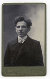 Portret mężczyzny, zdjęcie wykonano w atelier fotograficznym, ul. Sienkiewicza 12, Białystok, 1903-1939 r. Fot. Zakład fotograficzny "Izrael (Srol) Rendel"