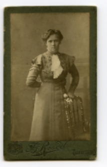 Portret kobiety, zdjęcie wykonano w atelier fotograficznym, ul. Sienkiewicza 12, Białystok, 1903-1939 r. Fot. Zakład fotograficzny "Izrael (Srol) Rendel"