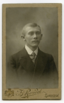 Portret mężczyzny, zdjęcie wykonano w atelier fotograficznym, ul. Sienkiewicza 12, Białystok, 1903-1939 r. Fot. Zakład fotograficzny "Izrael (Srol) Rendel"
