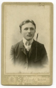 Portret mężczyzny, zdjęcie wykonano w atelier fotograficznym, ul. Sienkiewicza 12, Białystok, 22 listopad 1906 r. Fot. Zakład fotograficzny "Izrael (Srol) Rendel"
