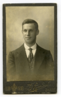 Portret mężczyzny, zdjęcie wykonano w atelier fotograficznym, ul. Sienkiewicza 12, Białystok, 13 grudzień 1914 r. Fot. Zakład fotograficzny "Izrael (Srol) Rendel"