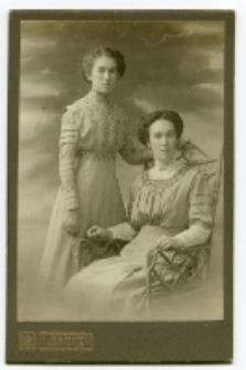 Portret dwóch kobiet, zdjęcie wykonano w atelier fotograficznym, ul. Sienkiewicza 12, Białystok, 1903-1939 r. Fot. Zakład fotograficzny "Izrael (Srol) Rendel"