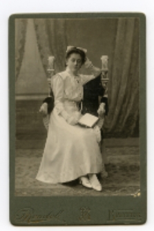 Portret kobiety, zdjęcie wykonano w atelier fotograficznym, ul. Sienkiewicza 12, Białystok, 1903-1939 r. Fot. Zakład fotograficzny "Izrael (Srol) Rendel"