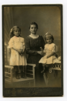 Portret kobiety z dziewczynkami, zdjęcie wykonano w atelier fotograficznym, ul. Sienkiewicza 12, Białystok, 1903-1939 r. Fot. Zakład fotograficzny "Izrael (Srol) Rendel"
