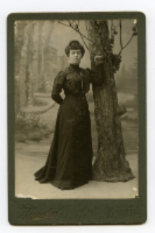 Portret kobiety, zdjęcie wykonano w atelier fotograficznym, ul. Sienkiewicza 12, Białystok, 1903-1939 r. Fot. Zakład fotograficzny "Izrael (Srol) Rendel"