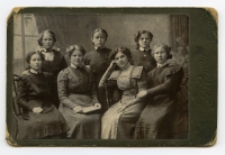 Portret siedmiu kobiet, zdjęcie wykonano w atelier fotograficznym, ul. Sienkiewicza 12, Białystok, 1903-1939 r. Fot. Zakład fotograficzny "Izrael (Srol) Rendel"