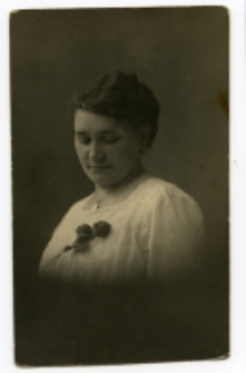Portret kobiety, zdjęcie wykonano w atelier fotograficznym, ul. Sienkiewicza 12, Białystok, 1903-1939 r. Fot. Zakład fotograficzny "Izrael (Srol) Rendel"
