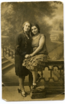 Portret dwóch kobiet, zdjęcie wykonano w atelier fotograficznym, ul. Sienkiewicza 12, Białystok, 1903-1939 r. Fot. Zakład fotograficzny "Izrael (Srol) Rendel"