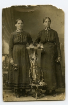 Portret dwóch kobiet, zdjęcie wykonano w atelier fotograficznym, ul. Sienkiewicza 12, Białystok, 1903-1939 r. Fot. Zakład fotograficzny "Izrael (Srol) Rendel"