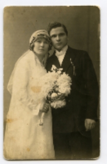 Portret ślubny, zdjęcie wykonano w atelier fotograficznym, ul. Sienkiewicza 12, Białystok, 1903-1939 r. Fot. Zakład fotograficzny "Izrael (Srol) Rendel"