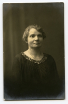 Portret kobiety, zdjęcie wykonano w atelier fotograficznym, ul. Sienkiewicza 12, Białystok, 1903-1393 r. Fot. Zakład fotograficzny "Izrael (Srol) Rendel"