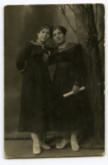 Portret dwóch kobiet, zdjęcie wykonano w atelier fotograficznym, ul. Sienkiewicza 12, Białystok, 1903-1393 r. Fot. Zakład fotograficzny "Izrael (Srol) Rendel"