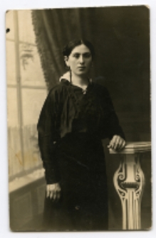 Portret kobiety, zdjęcie wykonano w atelier fotograficznym, ul. Sienkiewicza 12, Białystok, 1903-1393 r. Fot. Zakład fotograficzny "Izrael (Srol) Rendel"