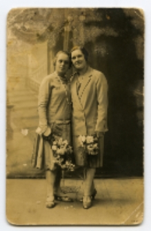 Portret dwóch kobiet, zdjęcie wykonano w atelier fotograficznym, ul. Sienkiewicza 12, Białystok, 1903-1393 r. Fot. Zakład fotograficzny "Izrael (Srol) Rendel"