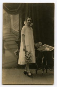 Portret kobiety, zdjęcie wykonano w atelier fotograficznym, ul. Sienkiewicza 12, Białystok, 1903-1393 r. Fot. Zakład fotograficzny "Izrael (Srol) Rendel"