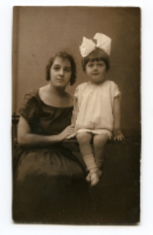 Portret kobiety i dziewczynki, zdjęcie wykonano w atelier fotograficznym, ul. Sienkiewicza 12, Białystok, 1930 r. Fot. Zakład fotograficzny "Izrael (Srol) Rendel"