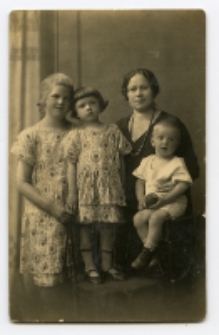 Portret kobiety z dziećmi, zdjęcie wykonano w atelier fotograficznym, ul. Sienkiewicza 12, Białystok, 1903-1939 r. Fot. Zakład fotograficzny "Izrael (Srol) Rendel"