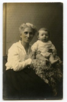 Portret kobiety z dzieckiem, zdjęcie wykonano w atelier fotograficznym, ul. Sienkiewicza 12, Białystok, 1903-1939 r. Fot. Zakład fotograficzny "Izrael (Srol) Rendel"