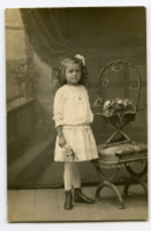 Portret dziewczynki, zdjęcie wykonano w atelier fotograficznym, ul. Sienkiewicza 12, Białystok, 1903-1939 r. Fot. Zakład fotograficzny "Izrael (Srol) Rendel"