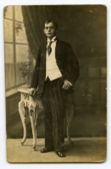 Portret mężczyzny, zdjęcie wykonano w atelier fotograficznym, ul. Sienkiewicza 12, Białystok, 1903-1939 r. Fot. Zakład fotograficzny "Izrael (Srol) Rendel"