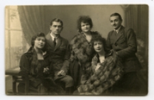 Portret grupowy, zdjęcie wykonano w atelier fotograficznym, ul. Sienkiewicza 12, Białystok, 1903-1939 r. Fot. Zakład fotograficzny "Izrael (Srol) Rendel"