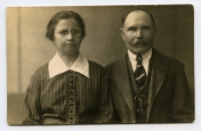 Portret kobiety i mężczyzny, zdjęcie wykonano w atelier fotograficznym, ul. Sienkiewicza 12, Białystok, 1903-1939 r. Fot. Zakład fotograficzny "Izrael (Srol) Rendel"