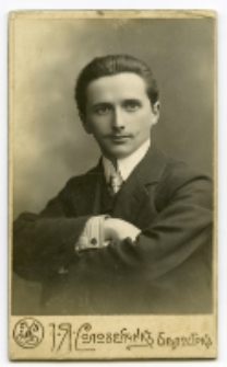 Portret mężczyzny, zdjęcie wykonano w atelier fotograficznym, Białystok, 1885-1939 r. Fot. Zakład fotograficzny "Sołowiejczykowie"