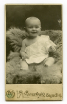 Portret dziecka, zdjęcie wykonano w atelier fotograficznym, Białystok, 1885-1939 r. Fot. Zakład fotograficzny "Sołowiejczykowie"