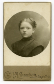Portret dziewczynki, zdjęcie wykonano w atelier fotograficznym, Białystok, 1885-1939 r. Fot. Zakład fotograficzny "Sołowiejczykowie"