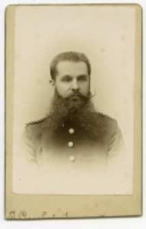 Portret mężczyzny, zdjęcie wykonano w atelier fotograficznym, Białystok, 1885-1939 r. Fot. Zakład fotograficzny "Sołowiejczykowie"