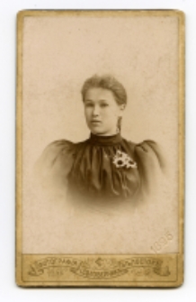 Portret kobiety, zdjęcie wykonano w atelier fotograficznym, ul. Częstochowska 1, Białystok, 1895r. Fot. Zakład fotograficzny "Sołowiejczykowie"