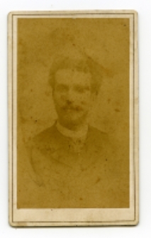 Portret mężczyzny, zdjęcie wykonano w atelier fotograficznym, Rynek Kościuszki, Białystok, 1885-1895 r. Fot. Zakład fotograficzny "Sołowiejczykowie"