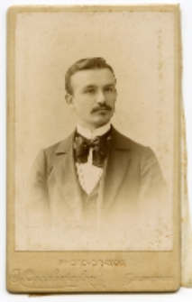 Portret mężczyzny, zdjęcie wykonano w atelier fotograficznym, Białystok, 1885-1939 r. Fot. Zakład fotograficzny "Sołowiejczykowie"