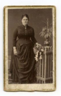 Portret kobiety, zdjęcie wykonano w atelier fotograficznym, Rynek Kościuszki 5, Białystok, 1885-1895 r. Fot. Zakład fotograficzny "Sołowiejczykowie"