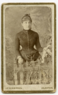 Portret kobiety, zdjęcie wykonano w atelier fotograficznym, Rynek Kościuszki 11, Białystok, 1885-1895 r. Fot. Zakład fotograficzny "Sołowiejczykowie"