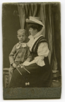 Portret kobiety z dzieckiem, zdjęcie wykonano w atelier fotograficznym, Białystok, 1895-1939 r. Fot. Zakład fotograficzny "Sołowiejczykowie"