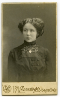 Portret kobiety, zdjęcie wykonano w atelier fotograficznym, Częstochowska 1, Białystok, 25 luty 1914 r. Fot. Zakład fotograficzny "Sołowiejczykowie"
