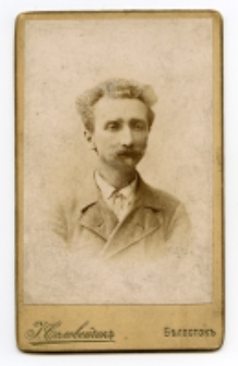 Portret mężczyzny, zdjęcie wykonano w atelier fotograficznym, Białystok, 1885-1939 r. Fot. Zakład fotograficzny "Sołowiejczykowie"