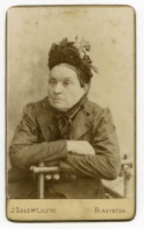 Portret kobiety, zdjęcie wykonano w atelier fotograficznym, Białystok, 1885-1939 r. Fot. Zakład fotograficzny "Sołowiejczykowie"