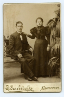Portret kobiety i mężczyzny, zdjęcie wykonano w atelier fotograficznym, Białystok, 1885-1939 r. Fot. Zakład fotograficzny "Sołowiejczykowie"