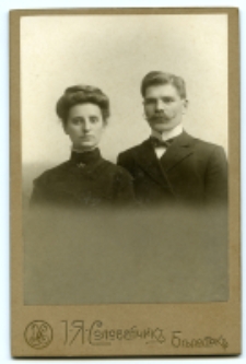 Portret kobiety i mężczyzny, zdjęcie wykonano w atelier fotograficznym, Białystok, 1885-1939 r. Fot. Zakład fotograficzny "Sołowiejczykowie"