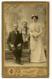 Portret rodzinny, zdjęcie wykonano w atelier fotograficznym, ul. Częstochowska 1, Białystok, 1895-1931 r. Fot. Zakład fotograficzny "Sołowiejczykowie"