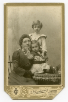 Portret kobiety z dwójką dzieci, zdjęcie wykonano w atelier fotograficznym, ul. Częstochowska 1, Białystok, 1902 r. Fot. Zakład fotograficzny "Sołowiejczykowie"