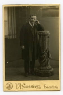 Portret mężczyzny, zdjęcie wykonano w atelier fotograficznym, Białystok, 1885-1939 r. Fot. Zakład fotograficzny "Sołowiejczykowie"