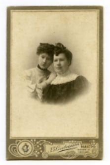 Portret dwóch kobiet, zdjęcie wykonano w atelier fotograficznym, ul. Częstochowska 1, Białystok, 1895-1919 r. Fot. Zakład fotograficzny "Sołowiejczykowie"